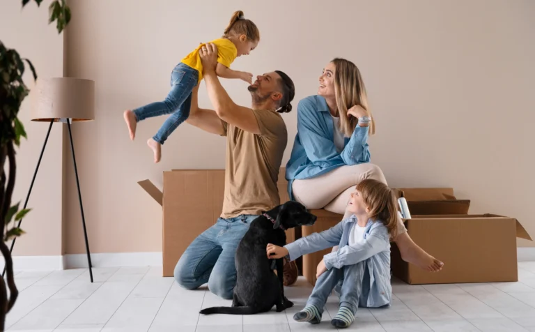 familia-feliz-con-perro-mudandose-un-nuevo-hogar (1)
